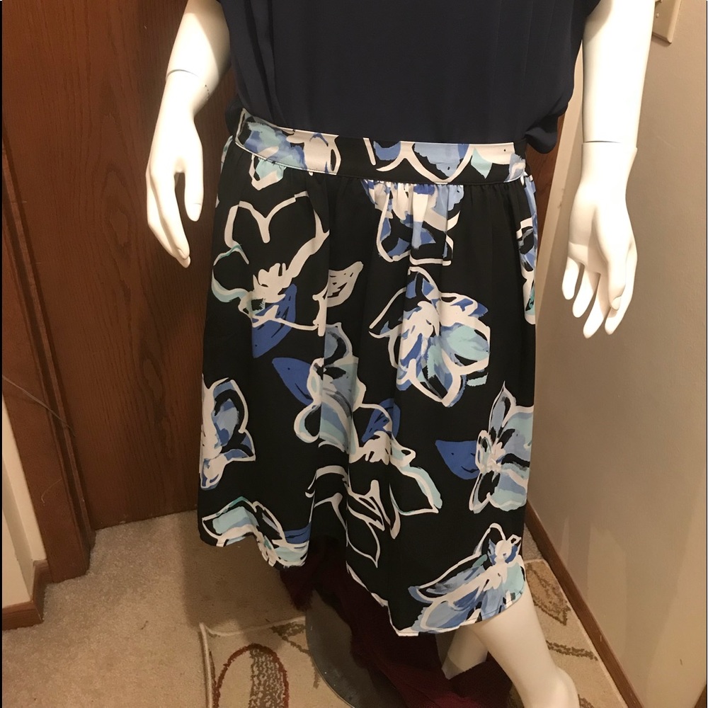 **SOLD NWT Elle blue and black flowered skirt si